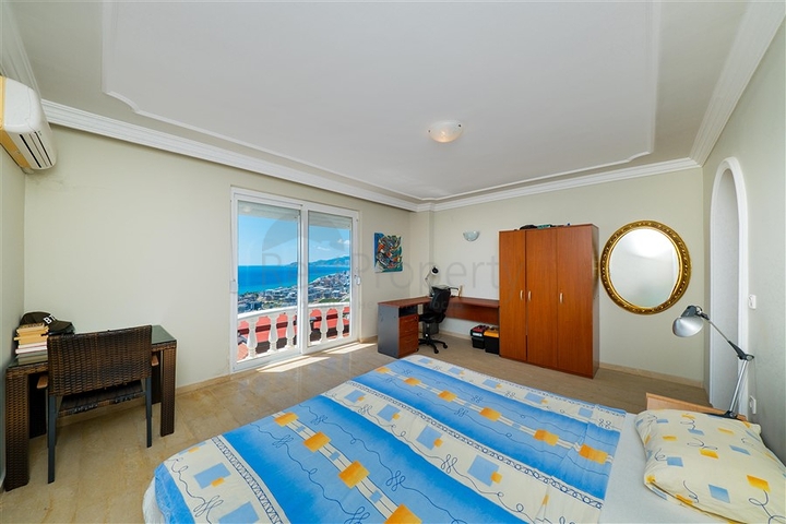 Villa mit Panoramablick auf das Meer und die Berge