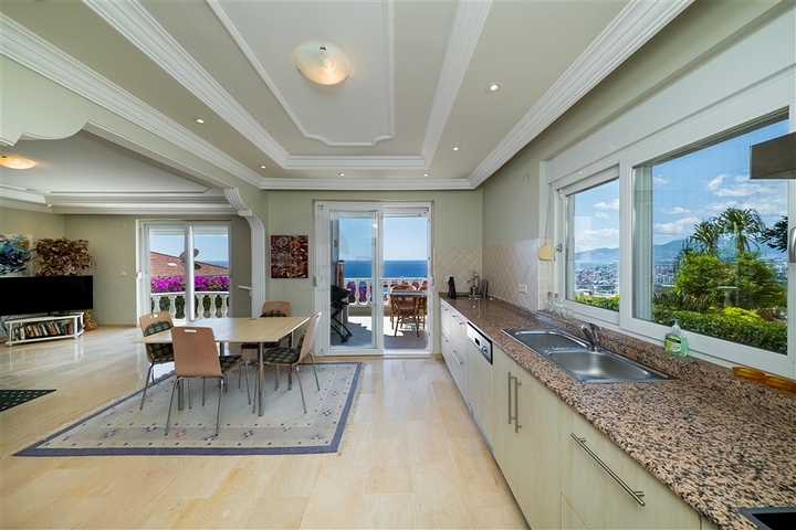 Villa mit Panoramablick auf das Meer und die Berge