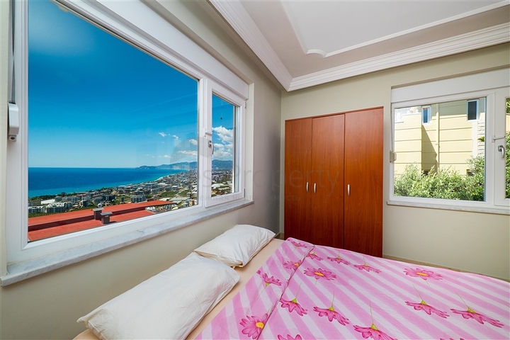 Villa mit Panoramablick auf das Meer und die Berge