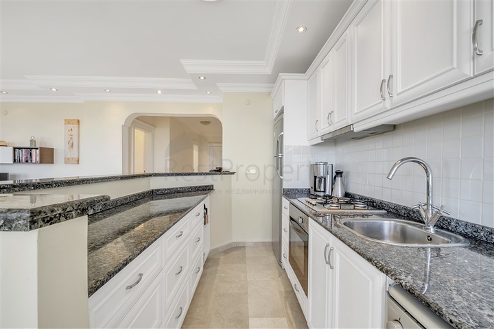 Geräumiges Penthouse im Stadtteil Oba