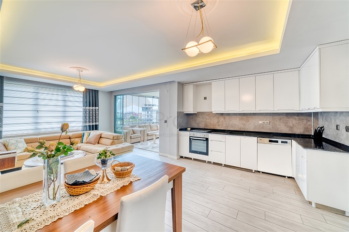 Geräumige 4+1-Wohnung mit Möbeln und Geräten in einer prestigeträchtigen Gegend