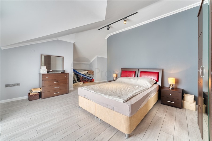 Geräumige 4+1-Wohnung mit Möbeln und Geräten in einer prestigeträchtigen Gegend