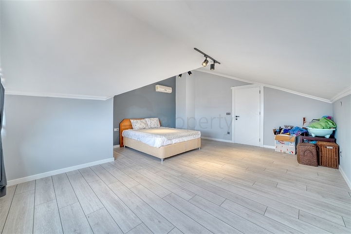 Geräumige 4+1-Wohnung mit Möbeln und Geräten in einer prestigeträchtigen Gegend