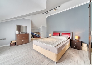 Geräumige 4+1-Wohnung mit Möbeln und Geräten in einer prestigeträchtigen Gegend