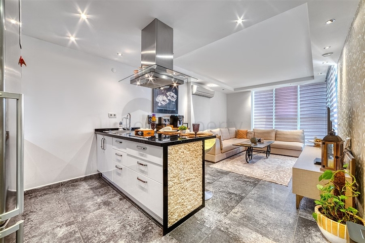 Möblierte Wohnung mit 2+1 Aufenthaltsgenehmigung in der Gegend von Dschikkilli