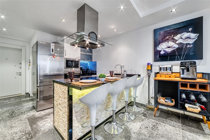 Möblierte Wohnung mit 2+1 Aufenthaltsgenehmigung in der Gegend von Dschikkilli