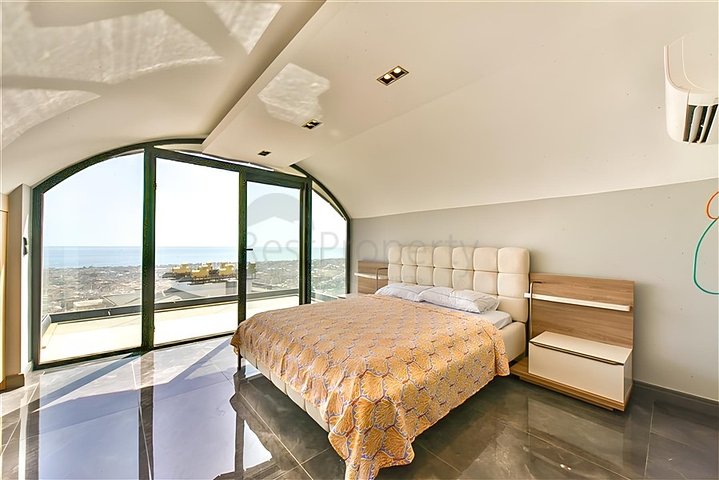 Villa mit Blick auf das Mittelmeer und die Festung von Alanya