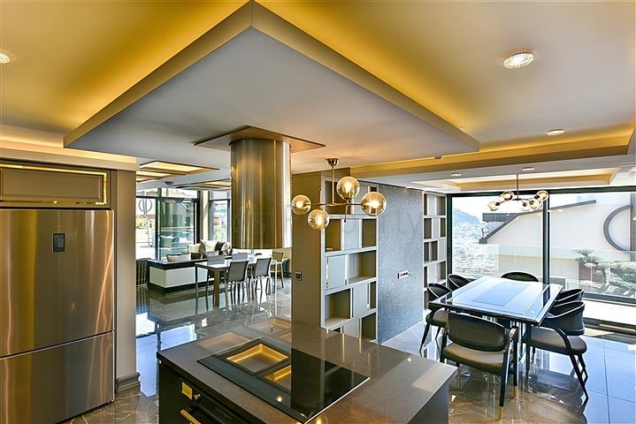 Villa mit Blick auf das Mittelmeer und die Festung von Alanya