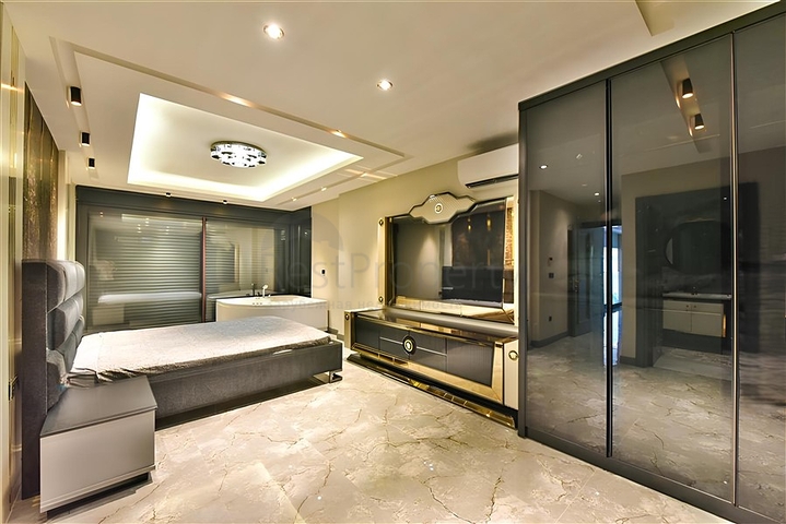 Villa mit Blick auf das Mittelmeer und die Festung von Alanya