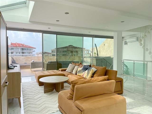 3+1 Penthouse mit Meer- und Bergblick