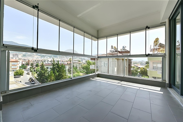 Wohnung 2+1 mit separater Küche 50 Meter vom Meer entfernt im Zentrum von Alanya