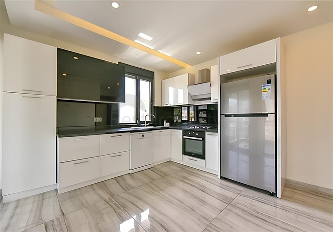 Wohnung 2+1 mit separater Küche 50 Meter vom Meer entfernt im Zentrum von Alanya