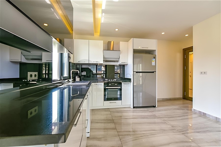 Wohnung 2+1 mit separater Küche 50 Meter vom Meer entfernt im Zentrum von Alanya