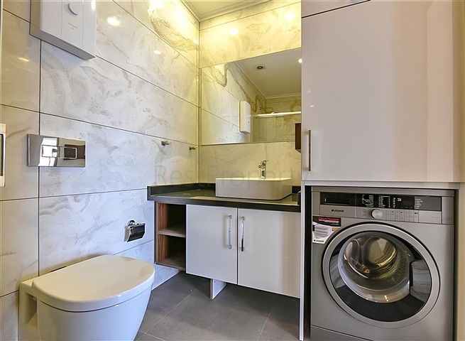 Wohnung 2+1 mit separater Küche 50 Meter vom Meer entfernt im Zentrum von Alanya