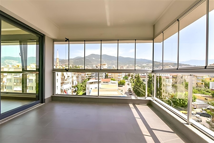 Wohnung 2+1 mit separater Küche 50 Meter vom Meer entfernt im Zentrum von Alanya