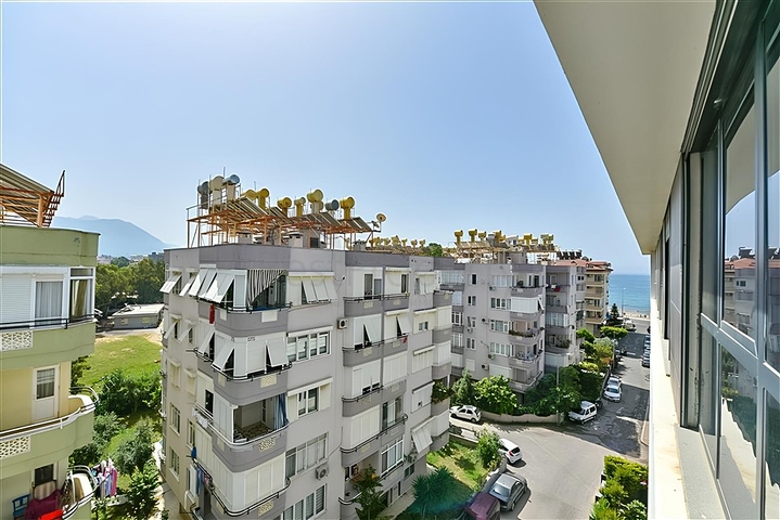 Wohnung 2+1 mit separater Küche 50 Meter vom Meer entfernt im Zentrum von Alanya