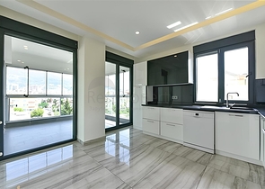 Wohnung 2+1 mit separater Küche 50 Meter vom Meer entfernt im Zentrum von Alanya