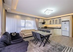 Wohnung 2+1 50 m vom Meer entfernt im Stadtteil Kargicak