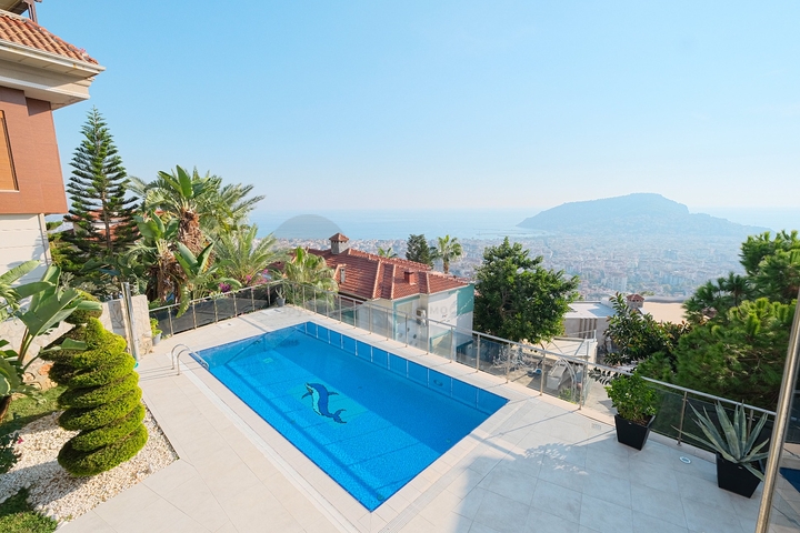 Villa mit 3+2 Grundrissen im Zentrum von Alanya mit Blick auf das Mittelmeer