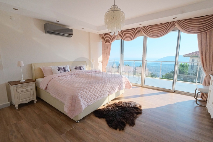 Villa mit 3+2 Grundrissen im Zentrum von Alanya mit Blick auf das Mittelmeer