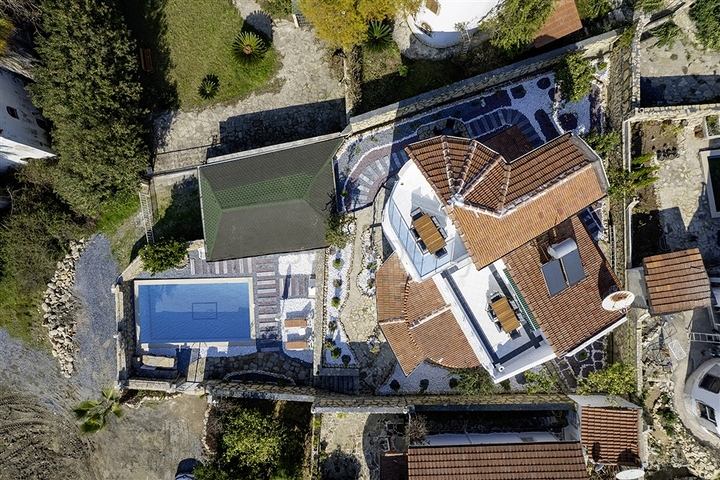 Die luxuriöse Villa ist die perfekte Kombination aus Natur und modernem Komfort