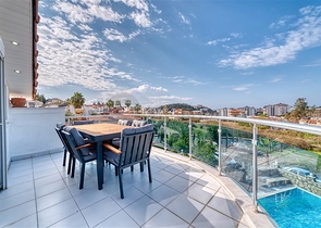 Die luxuriöse Villa ist die perfekte Kombination aus Natur und modernem Komfort