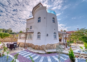 Die luxuriöse Villa ist die perfekte Kombination aus Natur und modernem Komfort