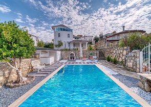 Die luxuriöse Villa ist die perfekte Kombination aus Natur und modernem Komfort