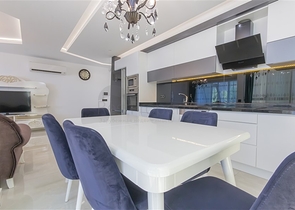 Möblierte 2+1-Wohnung mit Meerblick im Stadtteil Kargicak