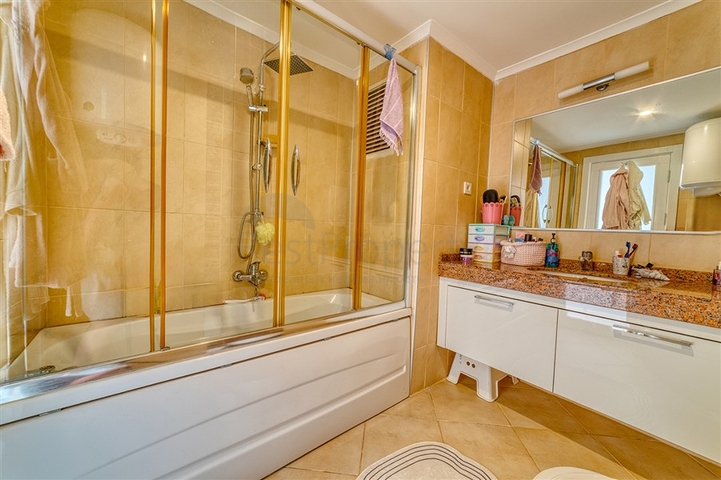 Vier-Zimmer-Penthouse im Stadtteil Oba