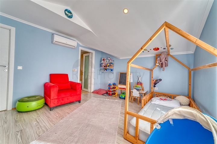 Vier-Zimmer-Penthouse im Stadtteil Oba