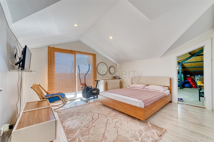 Vier-Zimmer-Penthouse im Stadtteil Oba