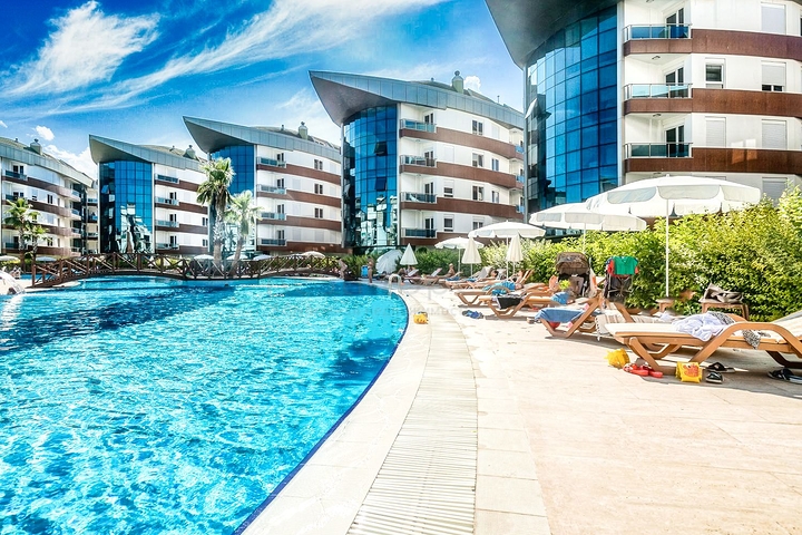 Wohnung 2+1 in einem Hotelplankomplex, 5 Minuten vom Meer entfernt