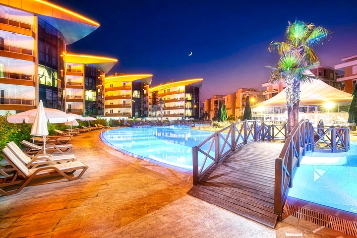 Wohnung 2+1 in einem Hotelplankomplex, 5 Minuten vom Meer entfernt