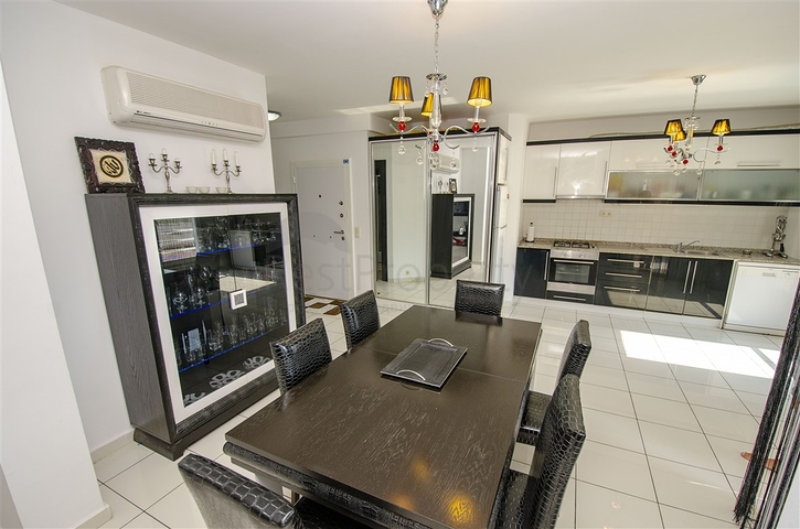 3+1-Wohnung mit Möbeln in einem Komplex in Konyaalti Antalya Persimmon