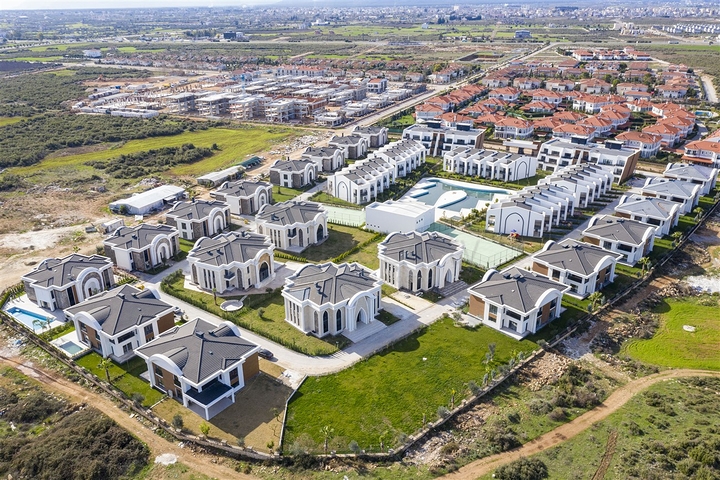 Luxus-Villen-Komplex in Antalya Doshemealty