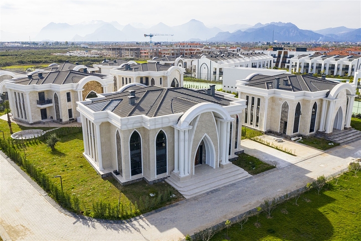 Luxus-Villen-Komplex in Antalya Doshemealty