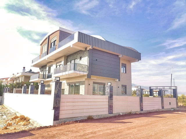 Villa mit 7+1 Grundriss in der Region Doshemealty - Antalya