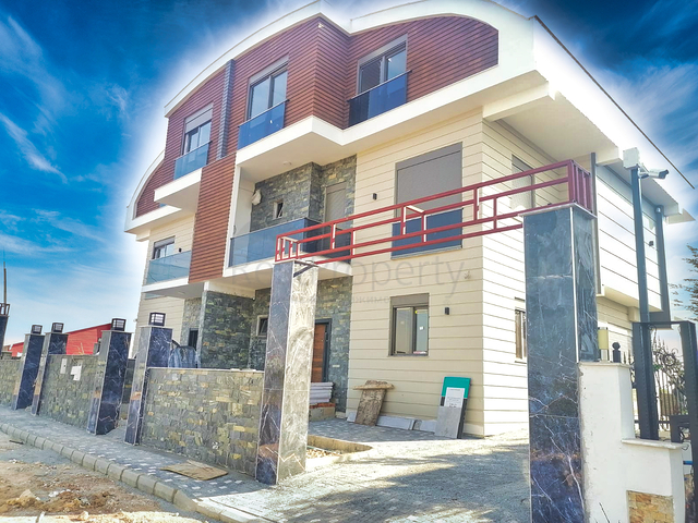 Villa mit 7+1 Grundriss in der Region Doshemealty - Antalya