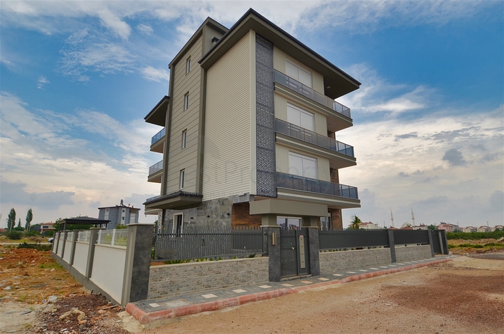 Gebäude mit 4 Wohnungen in der Gegend von Doshemealty - Antalya 