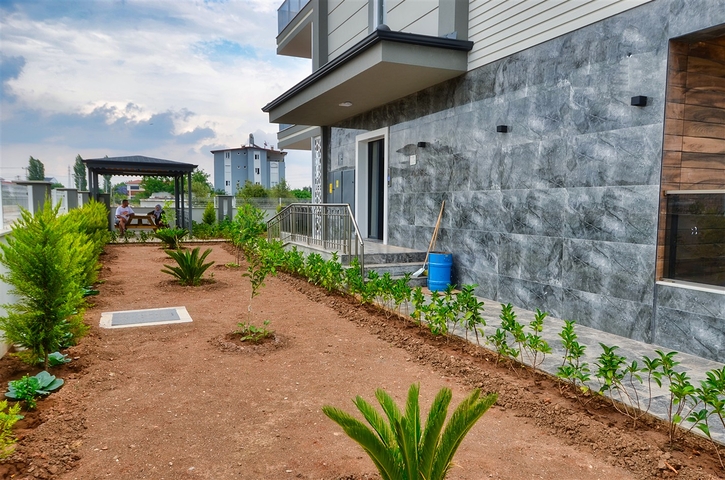 Gebäude mit 4 Wohnungen in der Gegend von Doshemealty - Antalya 