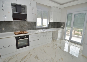 Gebäude mit 4 Wohnungen in der Gegend von Doshemealty - Antalya 