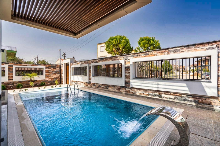 Geräumige Villa mit 6+1 Grundriss in der Region Doshemealty - Antalya 