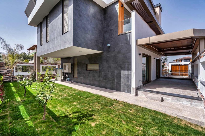 Geräumige Villa mit 6+1 Grundriss in der Region Doshemealty - Antalya 