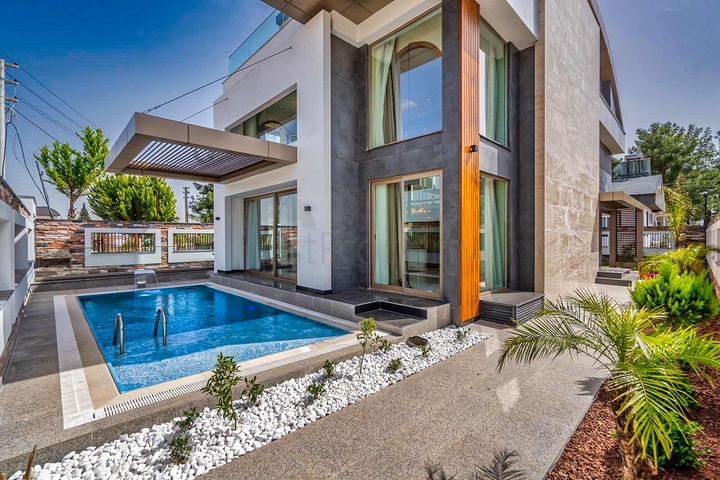 Geräumige Villa mit 6+1 Grundriss in der Region Doshemealty - Antalya 