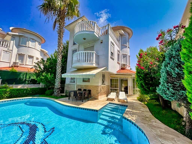 320 m2 große 3+1-Villa in Belek