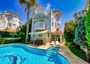 320 m2 große 3+1-Villa in Belek