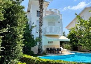 320 m2 große 3+1-Villa in Belek