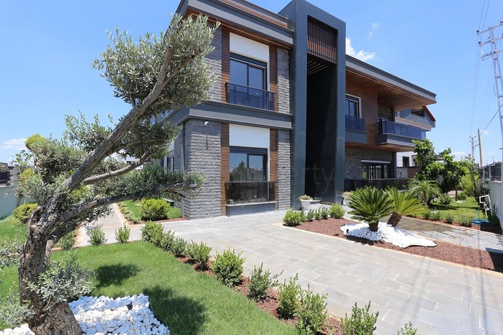 Villa mit 5+1 Grundrissen in der Region Doshemealty - Antalya