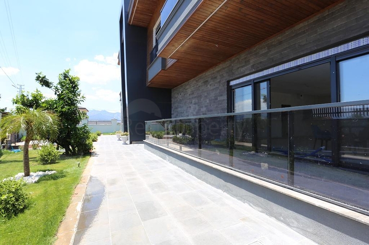 Villa mit 5+1 Grundrissen in der Region Doshemealty - Antalya